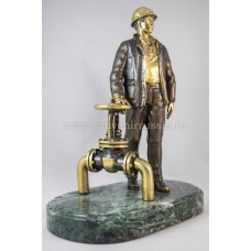 Скульптура "Работник нефте-газовой промышленности" бронза, змеевик